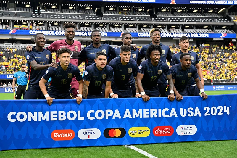 Ecuadorean team poses for a group photo